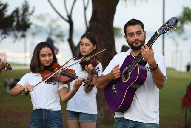 Konyaaltı Belediyesi Oda Orkestrası sokakta