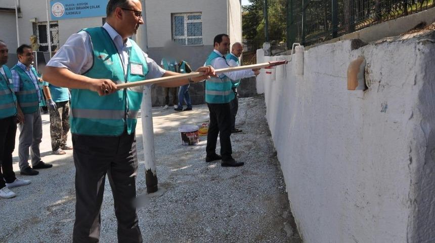 Bilecik&rsquo;te y&uuml;k&uuml;ml&uuml;ler yaz tatilinde okulları boyuyor