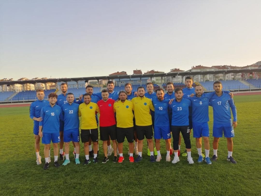 Belediye K&uuml;tahyaspor sahaya indi