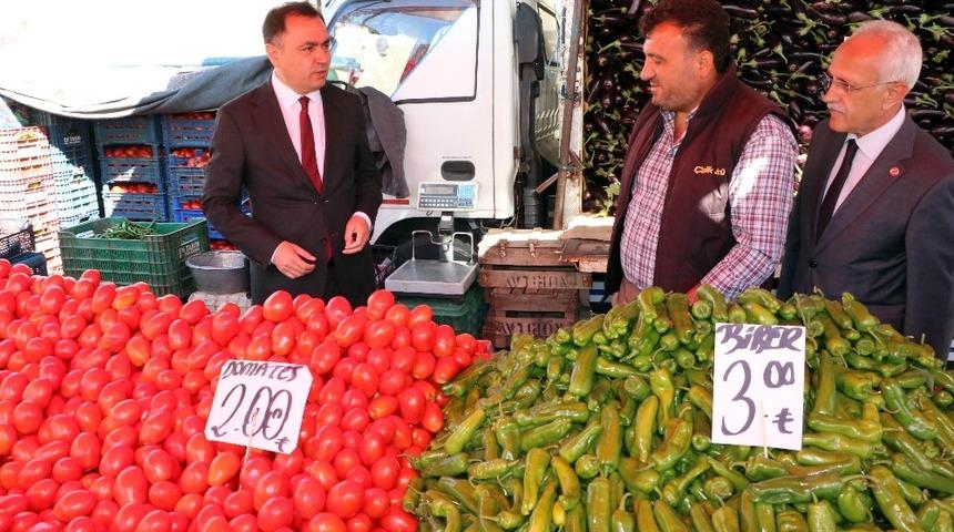 Vali &Ccedil;akır, pazarcı esnafının sorunlarını dinledi