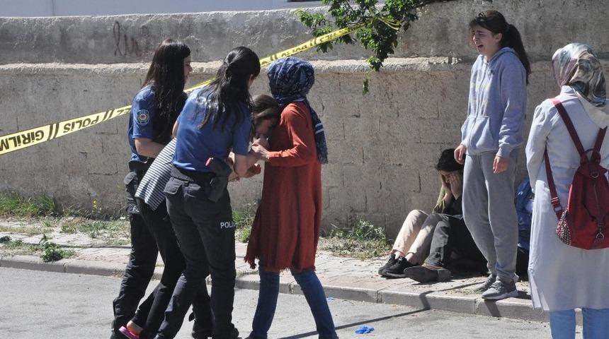 &Ouml;nce eski eşini sonra kendini vurdu