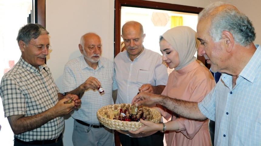 Diyetisyen ofisinin a&ccedil;ılışında davetlilere sirke ve organik yiyecekler ikram etti