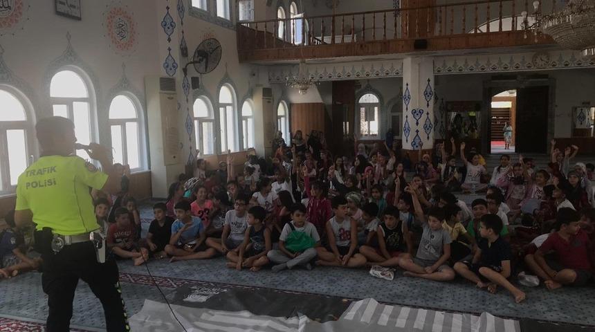 Kuran kursu &ouml;ğrencilerine trafik eğitimi