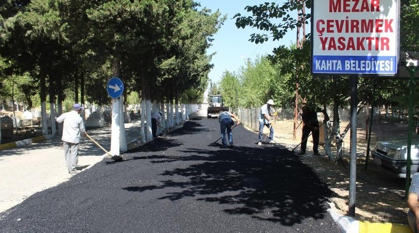 Kahta&rsquo;da mezarlıklarda bayram temizliği