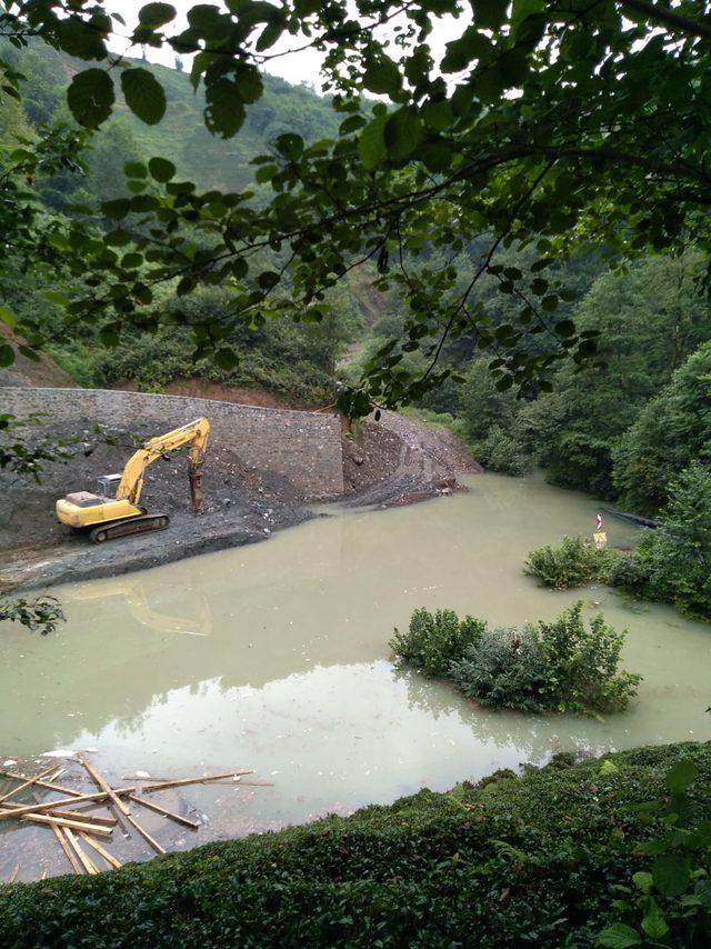 Rize'de heyelan yolu kapatınca gölet oluştu, evler boşaltıldı