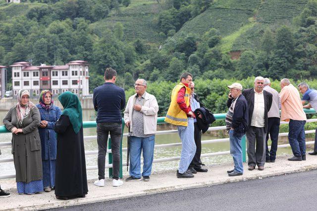 Rize'de heyelan yolu kapatınca gölet oluştu, evler boşaltıldı