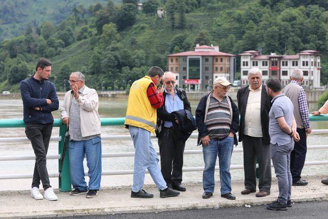 Rize'de heyelan yolu kapatınca gölet oluştu, evler boşaltıldı