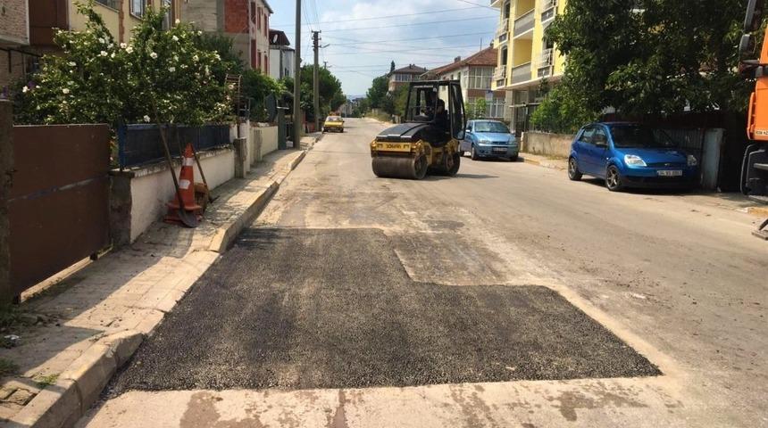 K&ouml;rfez&rsquo;de bozulan yollara asfalt atıldı