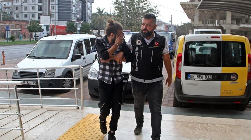 Sırt &ccedil;antasına gizlediği uyuşturucuyla yakalanan ş&uuml;pheli tutuklandı