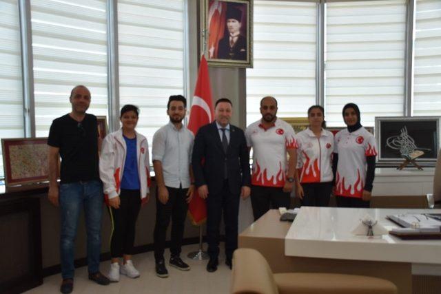 Balkan şampiyonu milli takım sporcularından Başkan Beyoğlu’na ziyaret