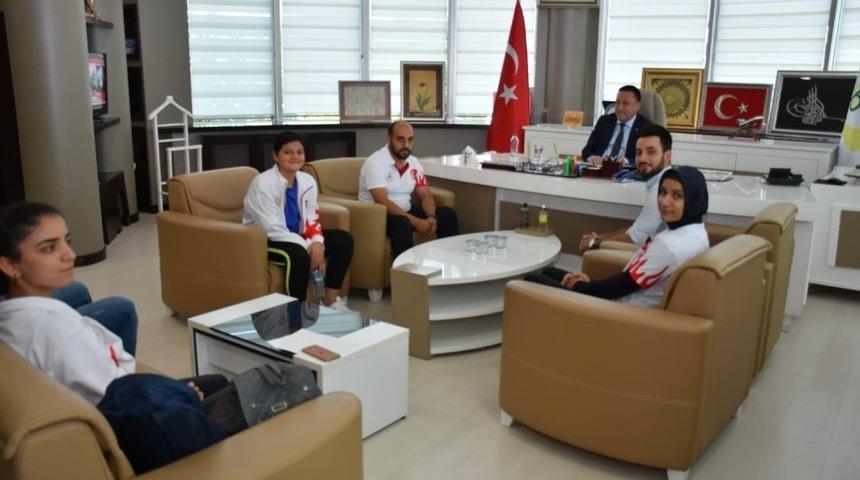 Balkan şampiyonu milli takım sporcularından Başkan Beyoğlu&rsquo;na ziyaret