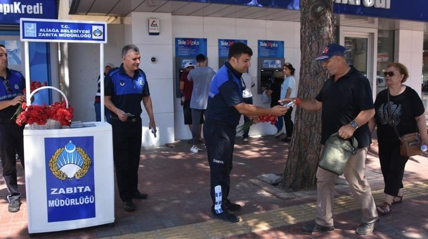 Aliağa Belediye Zabıtası&rsquo;ndan karanfilli kutlama