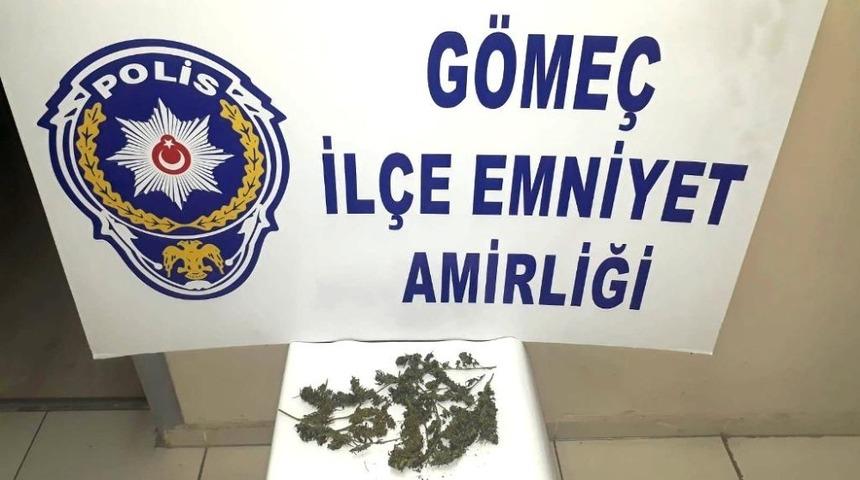 G&ouml;me&ccedil;&rsquo;te aranan 2 şahıs polis tarafından yakalandı