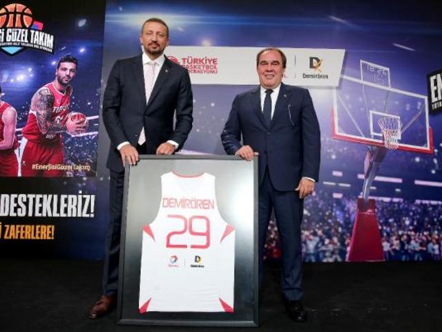 Türkiye Basketbol Milli Takımları'nın yeni ana sponsoru Total oldu