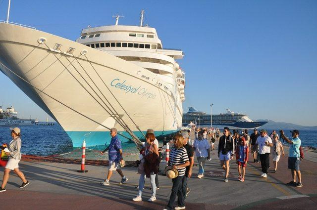 Kuşadası’na 3 gemiyle 3909 turist geldi