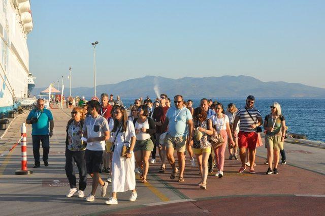 Kuşadası’na 3 gemiyle 3909 turist geldi