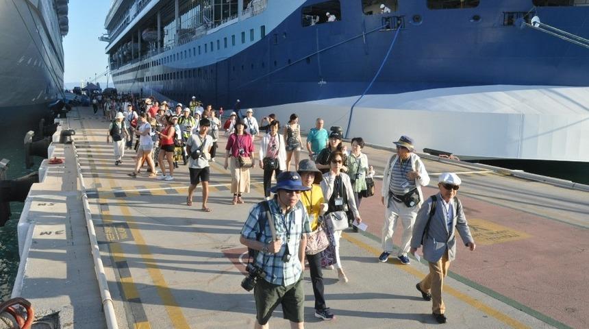 Kuşadası’na 3 gemiyle 3909 turist geldi