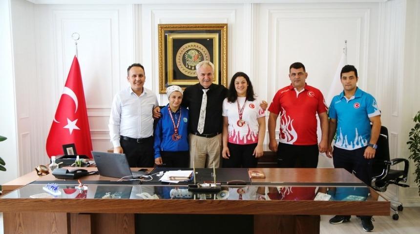 Halterde T&uuml;rkiye şampiyonu İlkadım&rsquo;dan