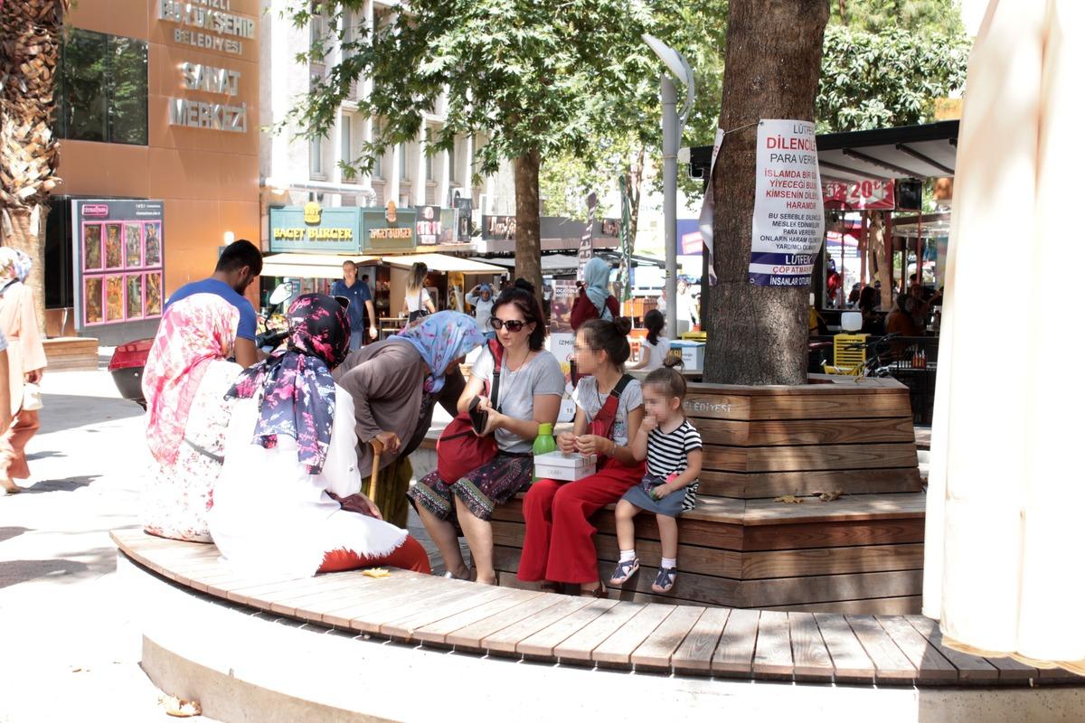'Dilencilere para vermeyin' yazısının altında dileniyorlar