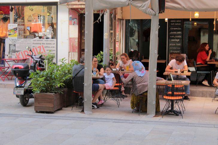 'Dilencilere para vermeyin' yazısının altında dileniyorlar G3