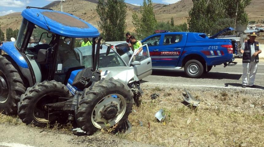 G&uuml;m&uuml;şhane&rsquo;de iki ayrı trafik kazasında 5 kişi yaralandı