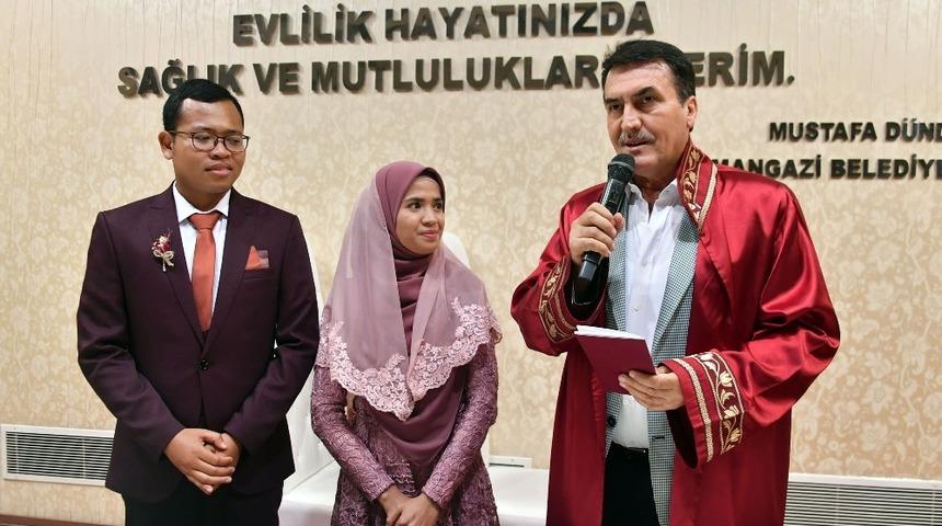 Tsunami&rsquo;den kurtuldular, Bursa&rsquo;da evlendiler