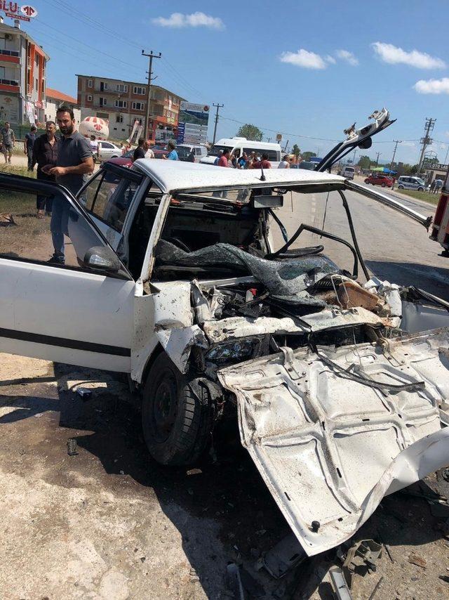 Kontrolden çıkan otomobil karşı şeritten gelen otomobille çarpıştı: 4 yaralı