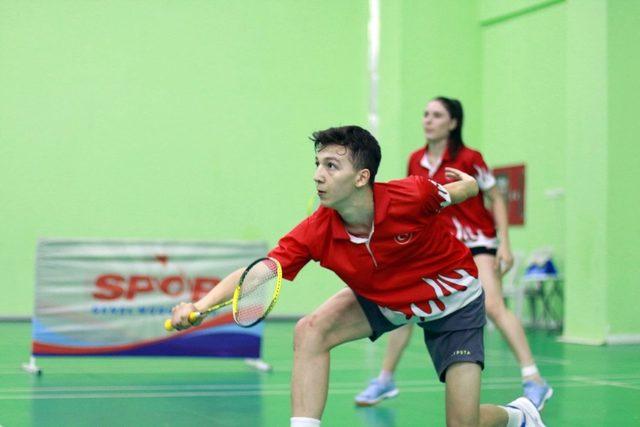 Osmangazili badmintoncular madalyaya doymuyor