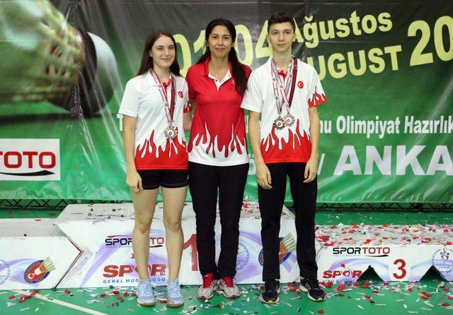 Osmangazili badmintoncular madalyaya doymuyor