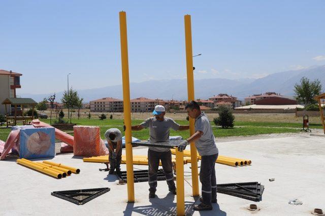 Erzincan Belediyesi iki yeni çocuk oyun alanı inşasına başladı