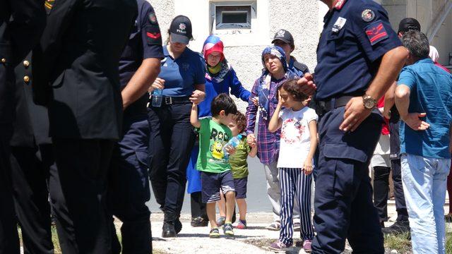 Kalp krizinden ölen polis eşinin tabutunun üzerine bebeğini koydu