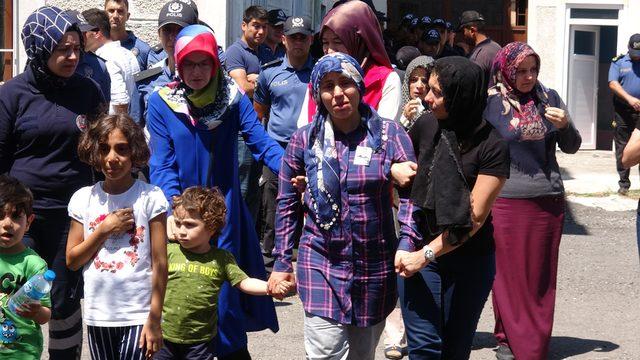 Kalp krizinden ölen polis eşinin tabutunun üzerine bebeğini koydu