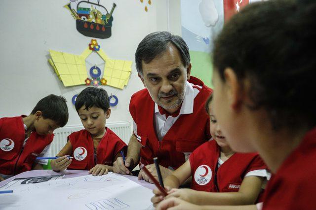 Türk Kızılay'ı bayram öncesi çocukları sevindirdi