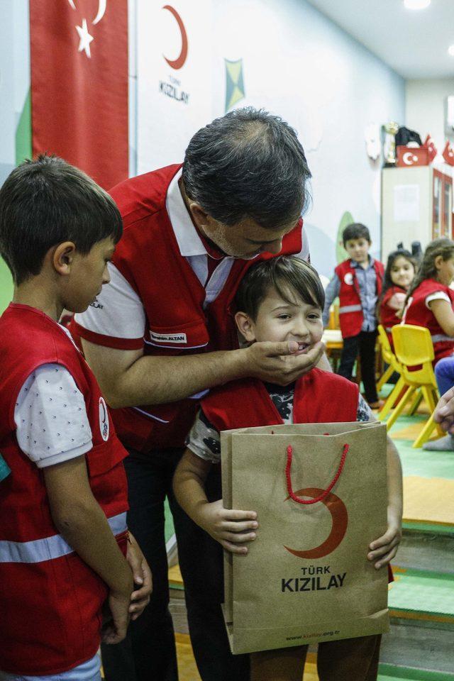 Türk Kızılay'ı bayram öncesi çocukları sevindirdi