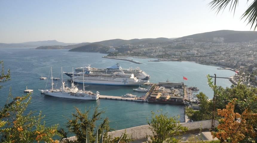 Kuşadası&rsquo;na 3 gemiyle 3909 turist geldi