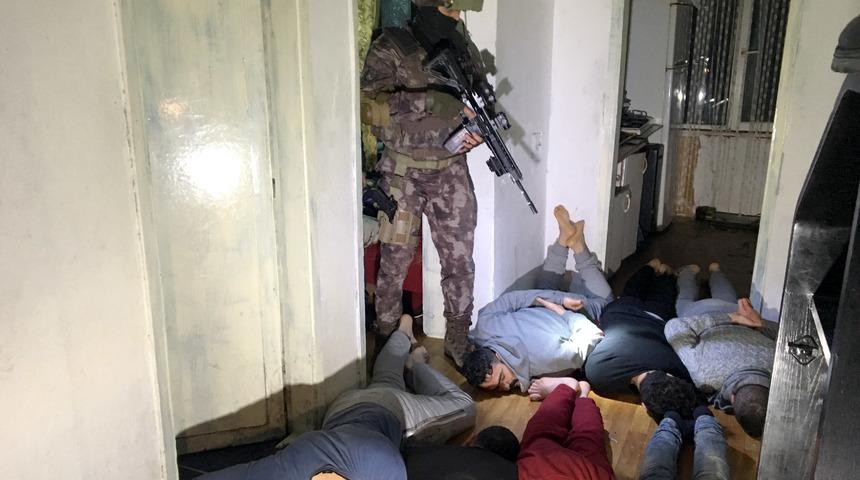 Türkiye'ye girmeleri yasaktı! Böyle yakalandılar