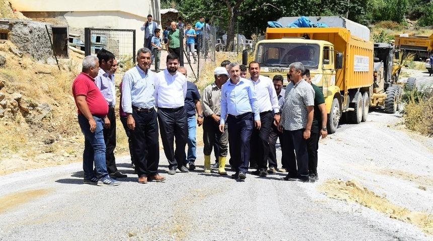 Yeşilyurt&rsquo;taki kırsal b&ouml;lgelerde ulaşım konforu y&uuml;kseliyor