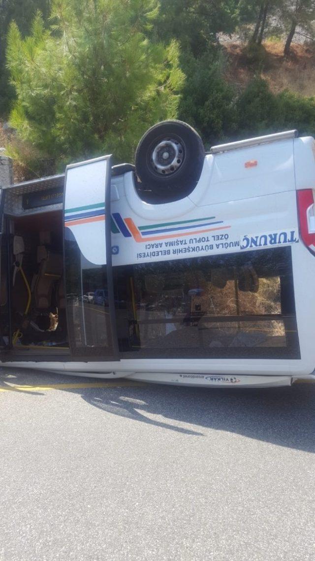 Marmaris’te yolcu minibüsü kaza yaptı; 11 yaralı