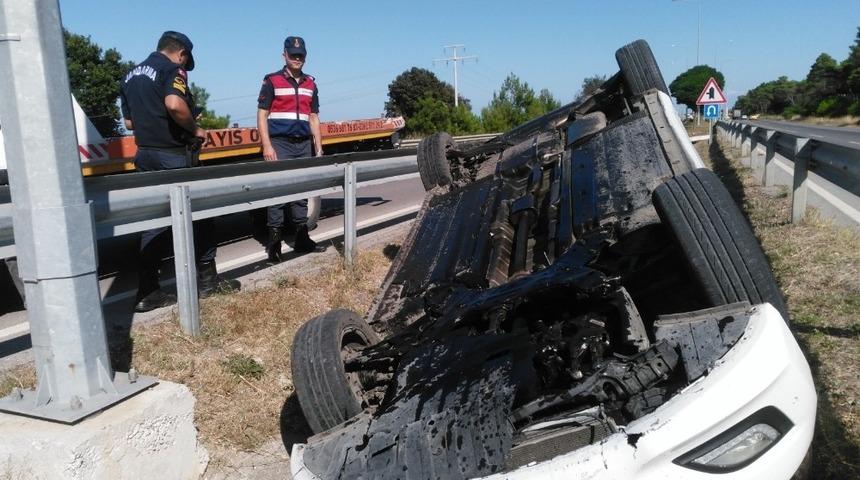 Takla atan otomobil refüje devrildi: 1 yaralı