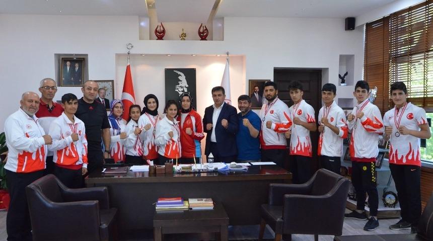 Şampiyonlardan Eskici’ye ziyaret