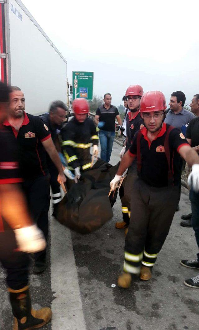 Otomobil TIR a arkadan &ccedil;arptı: 2 &ouml;l&uuml; 2