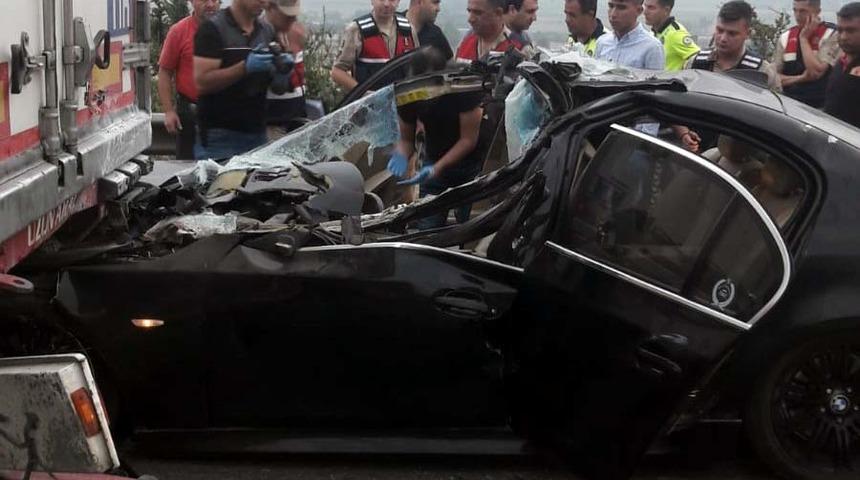 Otomobil TIR'a arkadan &ccedil;arptı: 2 &ouml;l&uuml;