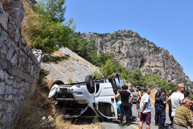 Freni boşalan minibüsü, uçurumun kenarından kurtardı