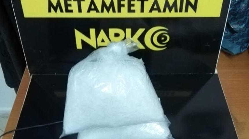 Ş&uuml;pheli ara&ccedil;taki kadınların &uuml;zerinden uyuşturucu madde &ccedil;ıktı