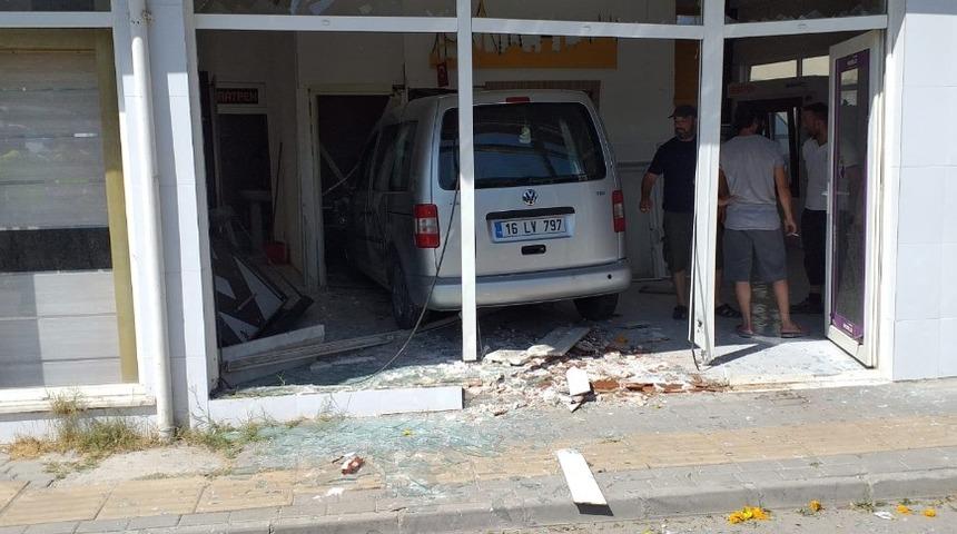 Kontrol&uuml; kaybeden otomobil işyerine girdi