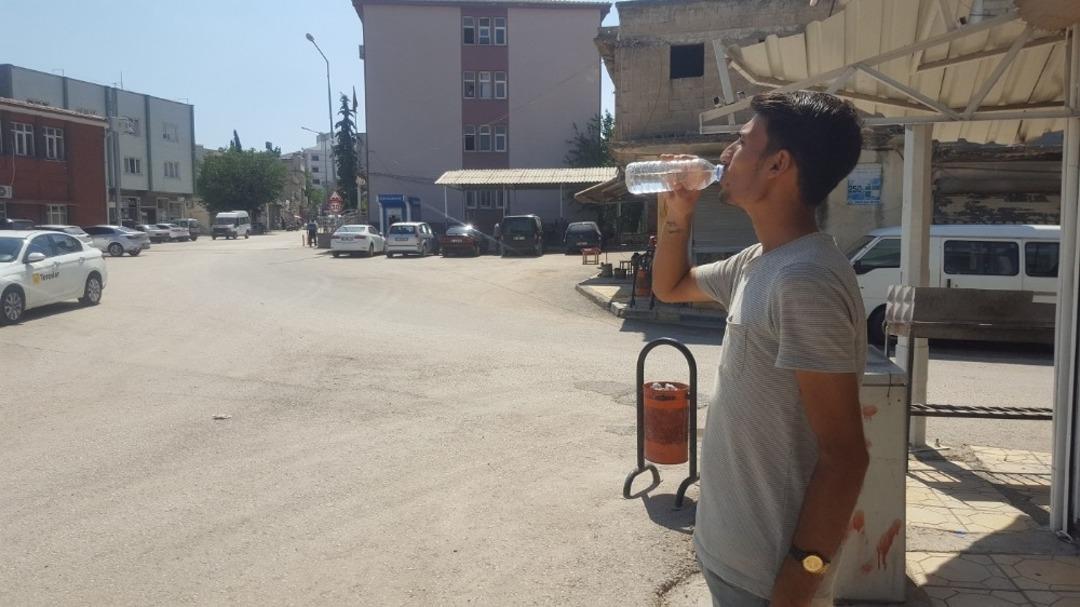Yavuzeli&rsquo;nde sıcaktan bunalanlar, su kaynaklarına koştu