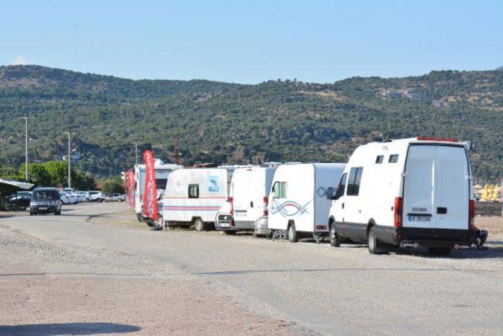 Assos’ta sahil boyunca sıralanan karavanlara tepki!  G1