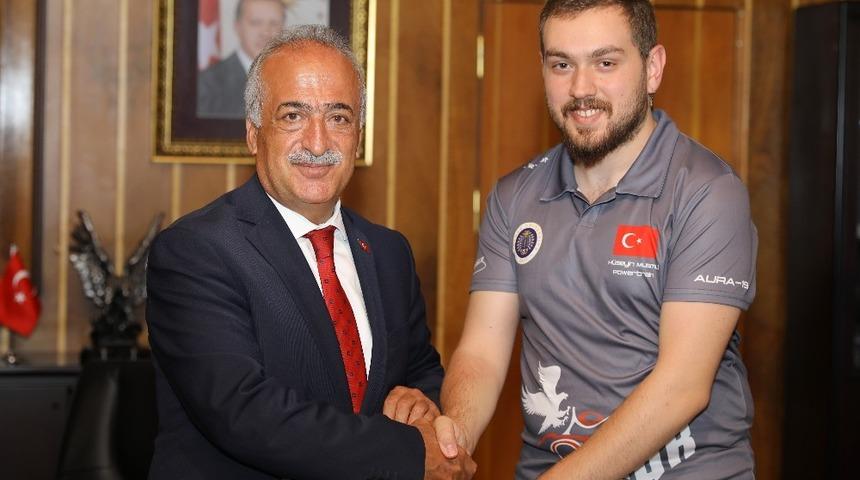 Rekt&ouml;r &Ccedil;omaklı, D&uuml;nya 3.&rsquo;s&uuml; olan &ouml;ğrencilerin mutluluklarına ortak oldu