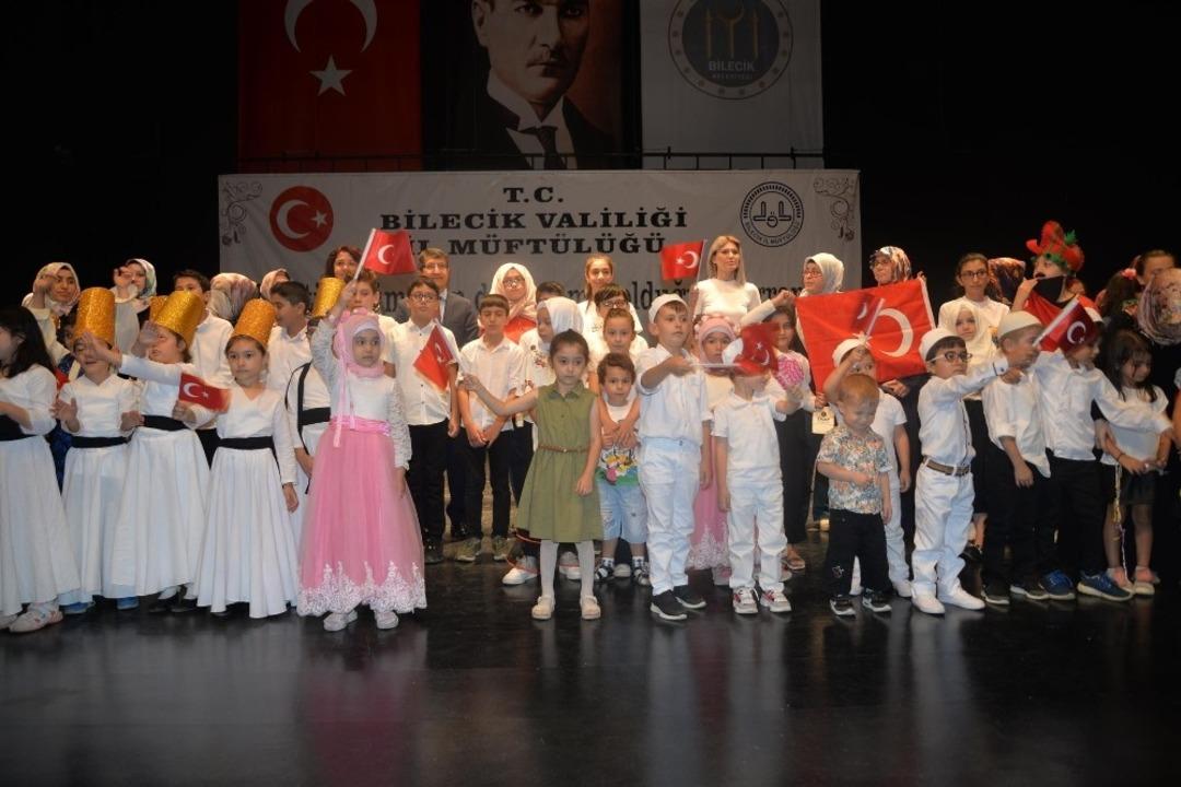 Yaz Kur&rsquo;an kursu &ouml;ğrencileri i&ccedil;in sertifika t&ouml;reni