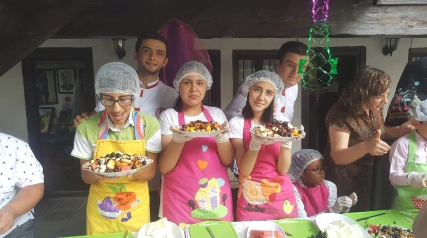 Engelli &ouml;ğrenciler aş&ccedil;ılarla birlikte kokteyl hazırladı